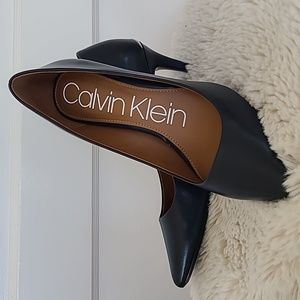 NWT Navy Simply Chic Heels Shoes👠